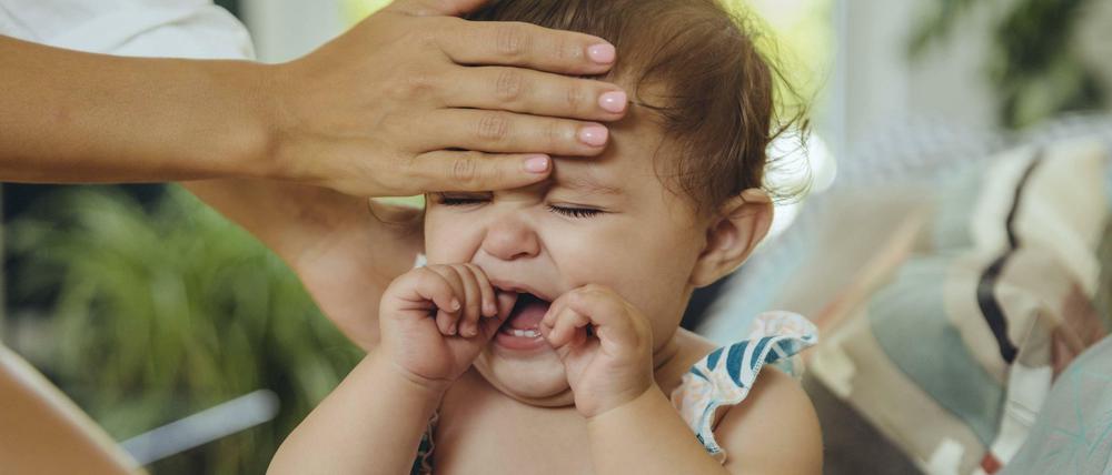 Mit RSV ab zum Doktor. Wenn Kinder hohes Fieber haben und sich nicht beruhigen wollen, sollten Eltern einen Arzt aufsuchen.