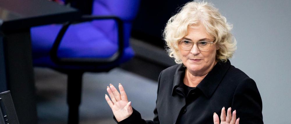 Bundesjustizministerin Christine Lambrecht fordert ein strengeres Waffenrecht.