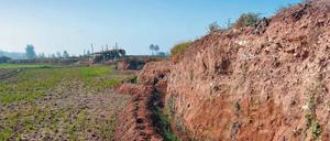 Archäologischer Schnitt durch einen antiken Siedlungshügel im Nildelta.