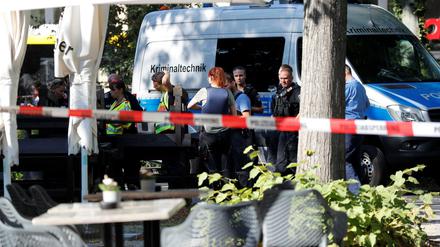Polizisten untersuchen den Tatort in Berlin-Moabit.
