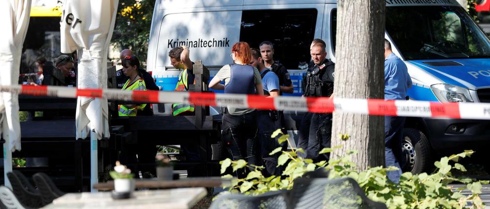Polizisten untersuchen den Tatort in Berlin-Moabit.