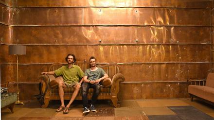 Der Künstler Mathias Roloff (rechts) und Eitan Levin im Kupfersaal der Stasi.