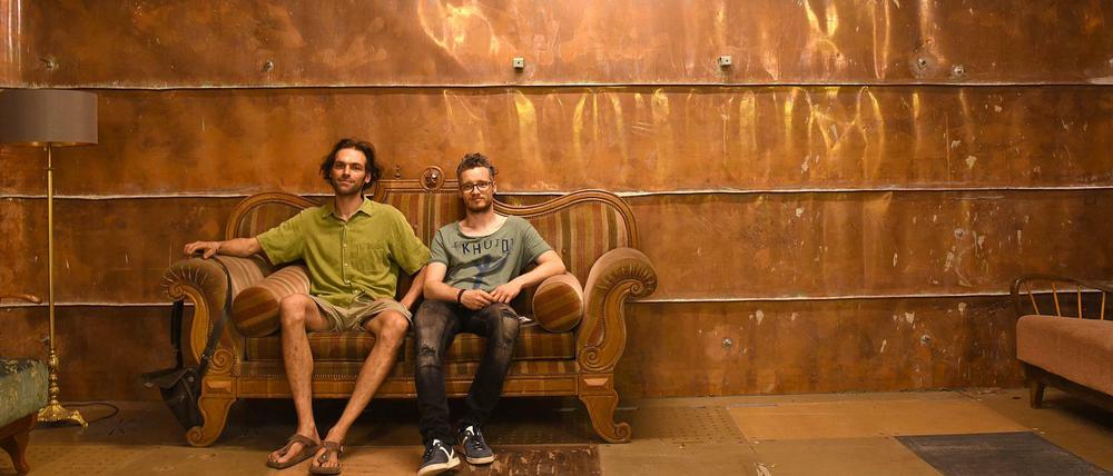 Der Künstler Mathias Roloff (rechts) und Eitan Levin im Kupfersaal der Stasi. 
