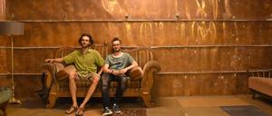 Der Künstler Mathias Roloff (rechts) und Eitan Levin im Kupfersaal der Stasi. 