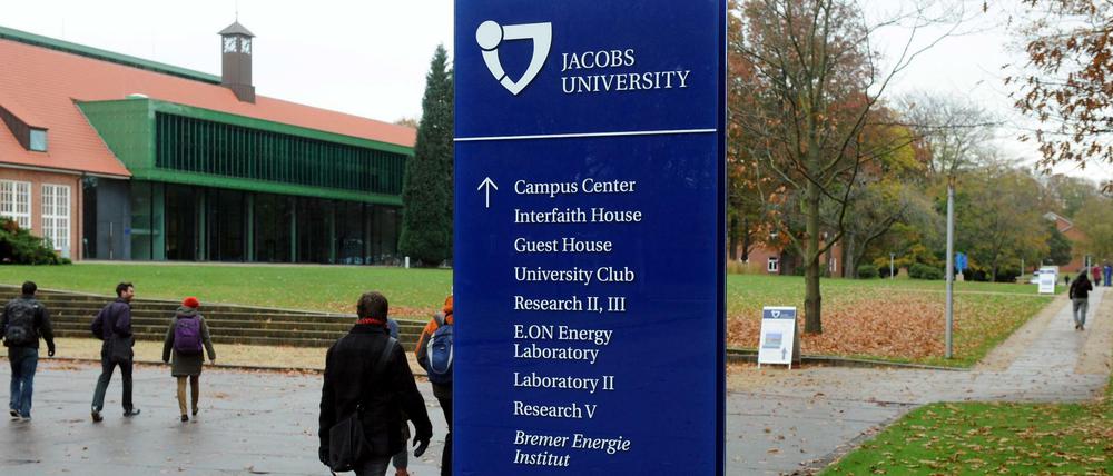 Studierende auf dem Campus der Jacobs University in Bremen.