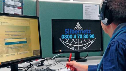 Mitarbeiter von „Silbernetz“ bei der Arbeit