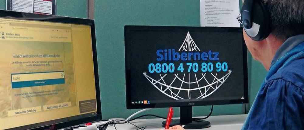 Mitarbeiter von „Silbernetz“ bei der Arbeit