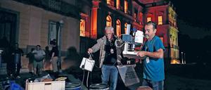 Mitarbeiter des Nationalmuseum in Rio bergen in der Unglücksnacht Laborgeräte.