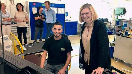 Integrationsarbeit. Promess-Azubi Mahmoud Shobash und Tempelhof-Schönebergs Bürgermeisterin Angelika Schöttler (SPD). 