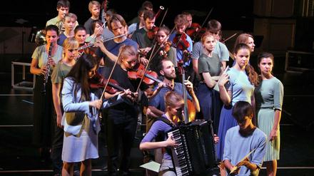 Szene aus "Mädchenorchester" im Heimathafen Neukölln.