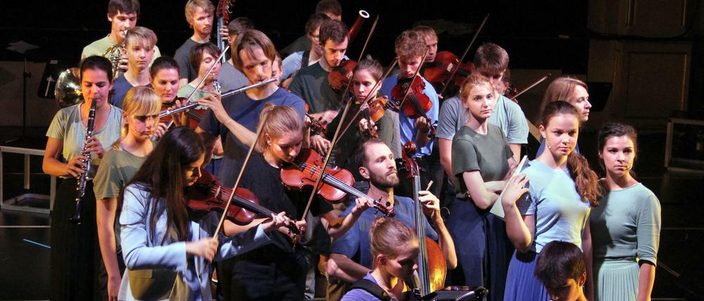 Szene aus "Mädchenorchester" im Heimathafen Neukölln.