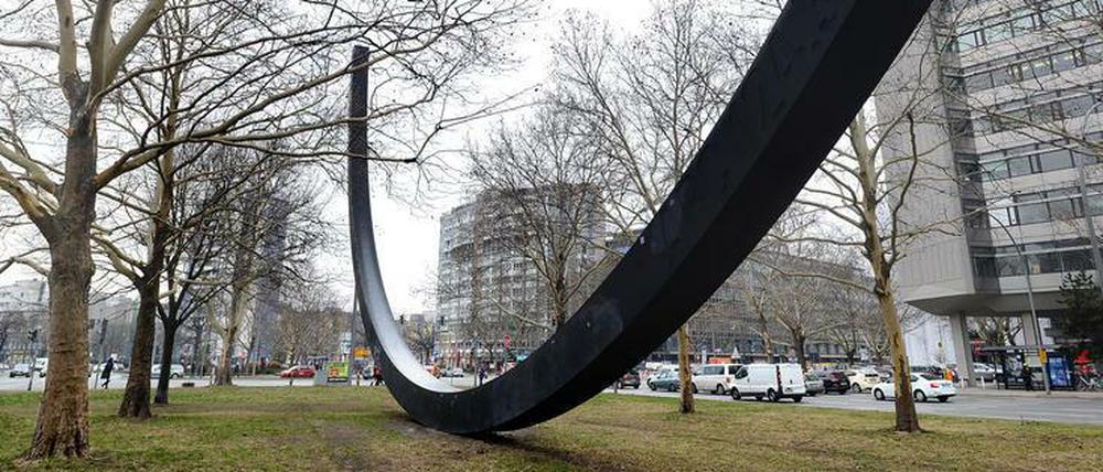 Bäume fällen oder Kunst verrücken? 1987 installierte der französische Bildhauer Bernar Venet vor der Urania seine Skulptur „Arc de 124,5°“.