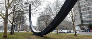 Bäume fällen oder Kunst verrücken? 1987 installierte der französische Bildhauer Bernar Venet vor der Urania seine Skulptur „Arc de 124,5°“. 