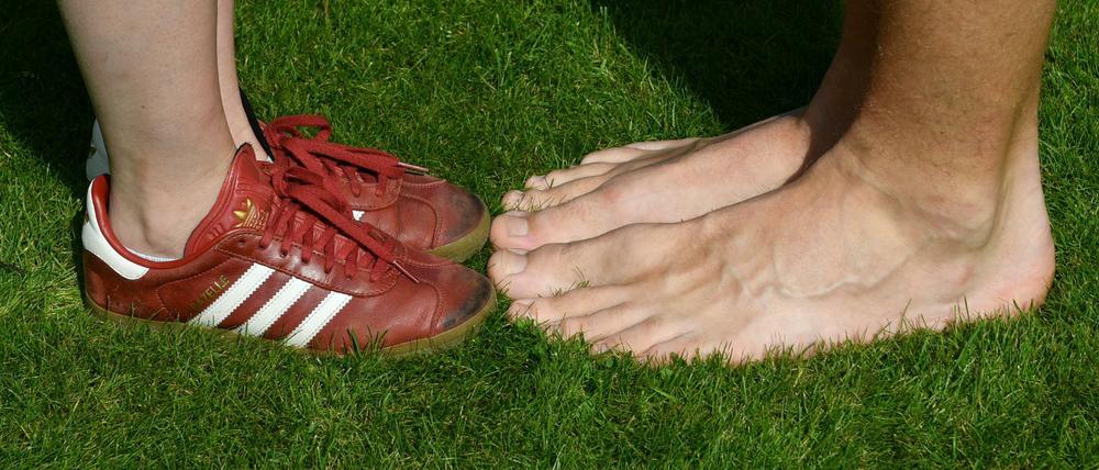 35 Zentimeter. Das ist die Fußlänge von Lars Motza (rechts), hier neben einer Frau mit Schuhgröße 37.