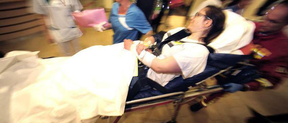 Kliniken suchen Fachpersonal - Ärzte, Pflegekräfte und Sanitäter bei einer Notfallübung in Berlin.