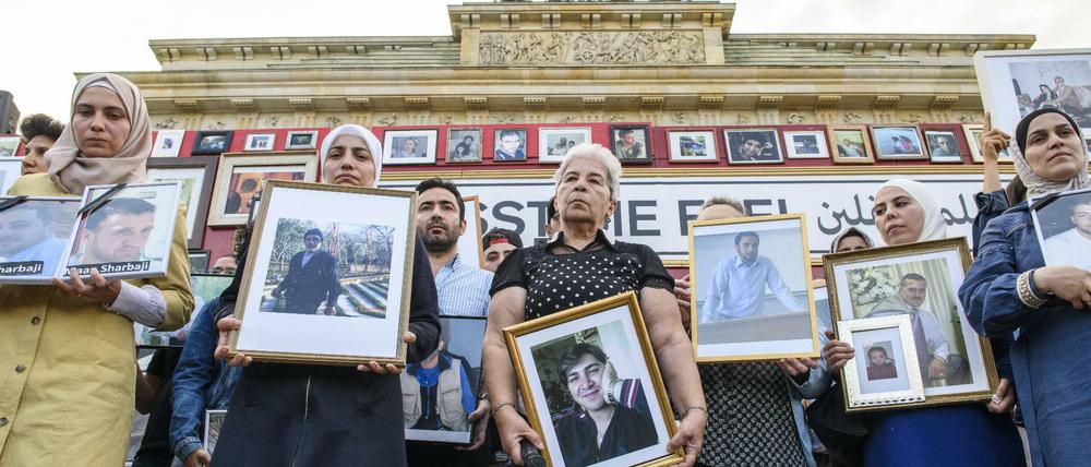 Im September 2018 protestierten die Families for Freedom vor dem Brandenburger Tor. Sie fordern Aufklärung über den Verbleib ihrer Angehörigen.