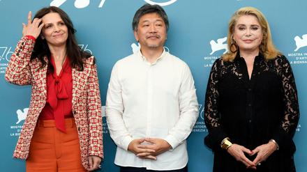 Juliette Binoche, Regisseur Hirokazu Koreeda, und Catherine Deneuve bei der Pressekonferenz für den Film "La vérité" bei denFilmfestspielen Venedig.