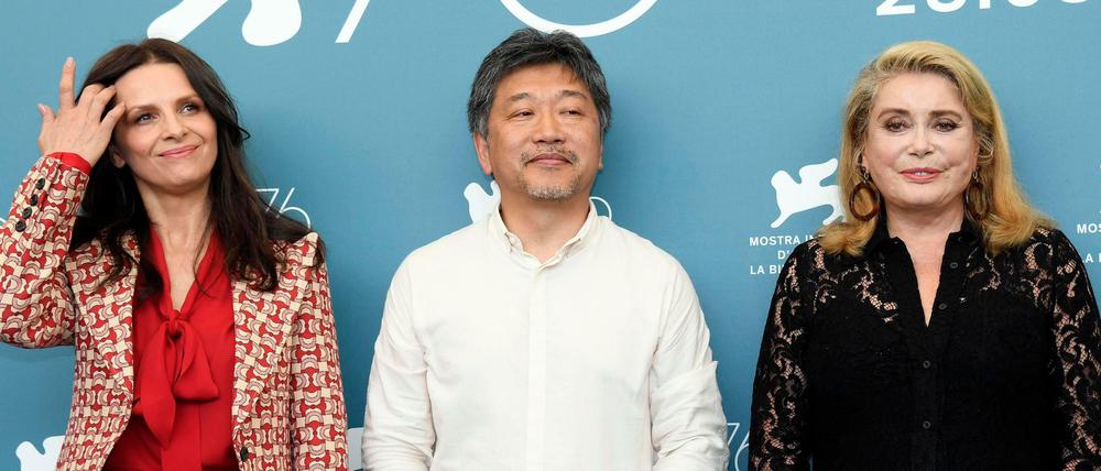 Juliette Binoche, Regisseur Hirokazu Koreeda, und Catherine Deneuve bei der Pressekonferenz für den Film "La vérité" bei denFilmfestspielen Venedig.