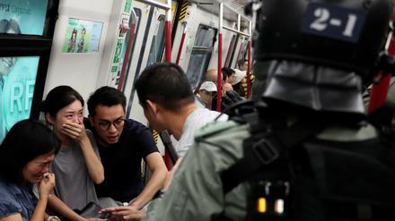 Die Polizei greift Zivilisten in der U-Bahn an. 