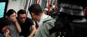 Die Polizei greift Zivilisten in der U-Bahn an. 