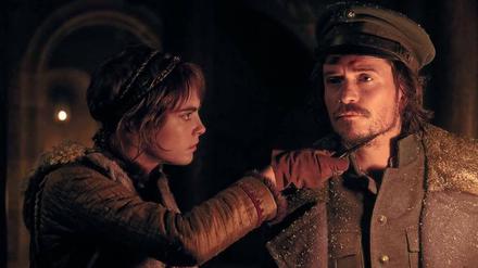 Heller wird es in „Carnival Row“ selten. Aber dass die Fee Vignette Stonemoss (Cara Delevingne) den Menschen Rycroft Philostrate (Orlando Bloom) mit einem Messer an der Kehle überrascht, bleibt nicht im Dunkel der Story. 