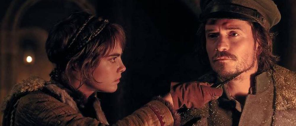 Heller wird es in „Carnival Row“ selten. Aber dass die Fee Vignette Stonemoss (Cara Delevingne) den Menschen Rycroft Philostrate (Orlando Bloom) mit einem Messer an der Kehle überrascht, bleibt nicht im Dunkel der Story.