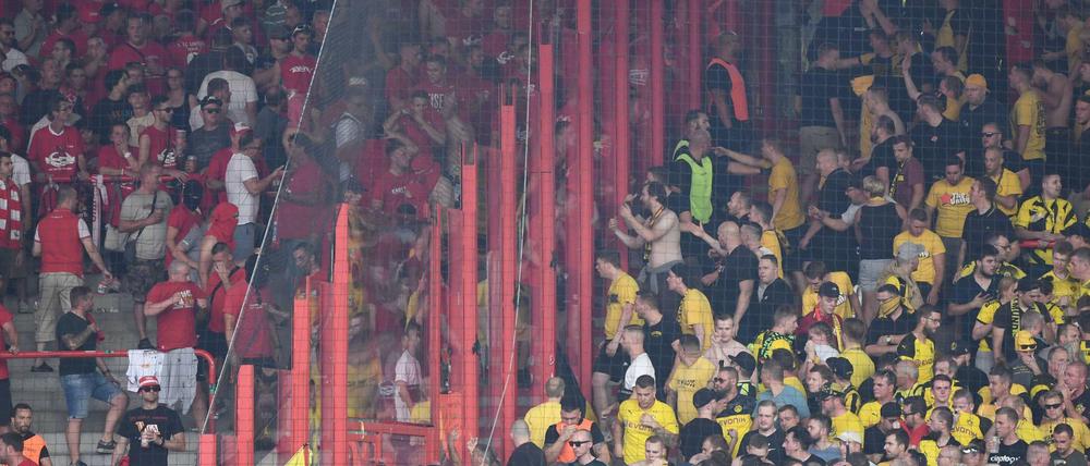 Konflikt. Die Fans des 1. FC Union und Borussia Dortmunds gerieten aneinander.