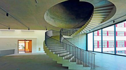 Eine Wendeltreppe verbindet die beiden Ausstellungsgeschosse.