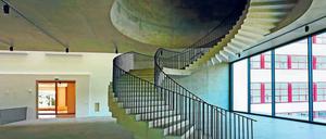 Eine Wendeltreppe verbindet die beiden Ausstellungsgeschosse.
