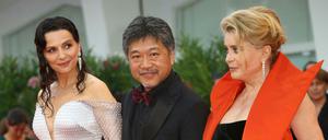 Juliette Binoche (l), Hirokazu Koreeda und Catherine Deneuve (r) bei der Premiere von „La verité“.