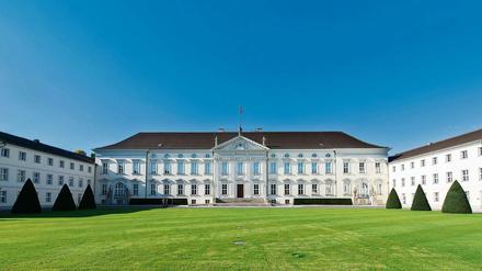 Auch am Wochenende wird der Himmel über dem Schloss Bellevue wieder so blau strahlen.