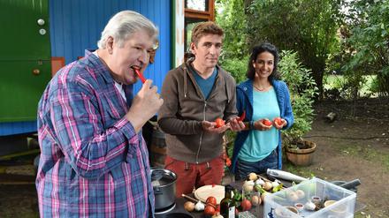 Die Schauspieler Helmut Krauss (links) als Nachbar Paschulke, Guido Hammesfahr alias Fritz Fuchs und Sanam Afrashteh am Set der ZDF-Kinderserie "Löwenzahn".