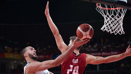 Auftakt verpatzt. Maximilian Kleber kann Rudy Gobert nicht aufhalten.