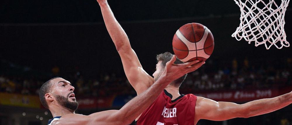 Auftakt verpatzt. Maximilian Kleber kann Rudy Gobert nicht aufhalten.