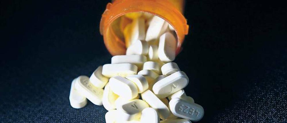 Tödliche Pillen. Opioide wurden in den USA seit den 1990er Jahren von der Pharmaindustrie als harmlose Schmerzmittel beworben und verkauft.