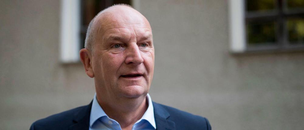 Dietmar Woidke (SPD), Ministerpräsident von Brandenburg, spricht mit Journalisten, nachdem er seine Stimme abgegeben hat.