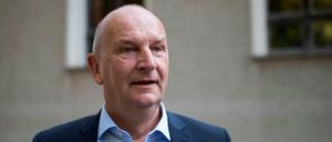 Dietmar Woidke (SPD), Ministerpräsident von Brandenburg, spricht mit Journalisten, nachdem er seine Stimme abgegeben hat.