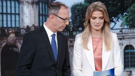 MDR-Moderatorin Wiebke Binder spricht im ARD-Wahlstudio mit Jörg Urban.