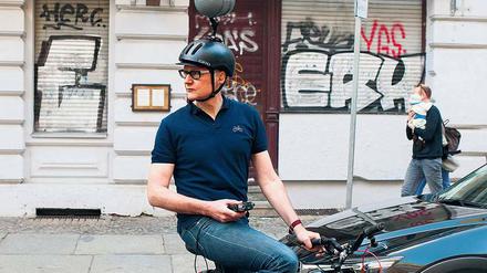 Hörspielmacher Hermann Bohlen mit Lautsprecher auf dem Helm auf seinem Fahrrad