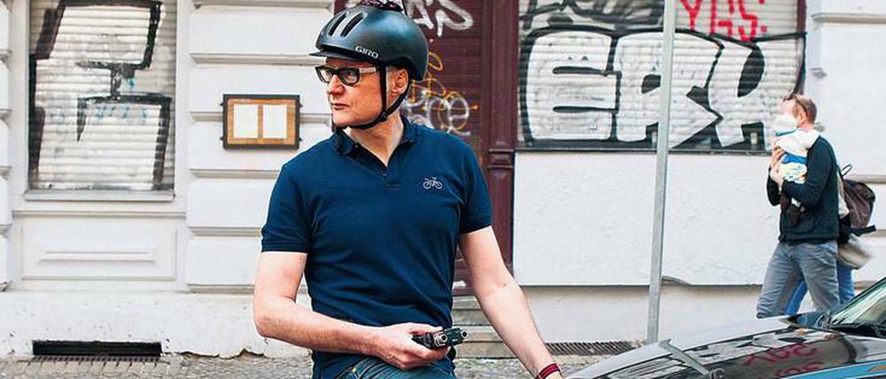 Hörspielmacher Hermann Bohlen mit Lautsprecher auf dem Helm auf seinem Fahrrad
