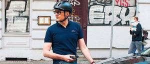 Hörspielmacher Hermann Bohlen mit Lautsprecher auf dem Helm auf seinem Fahrrad