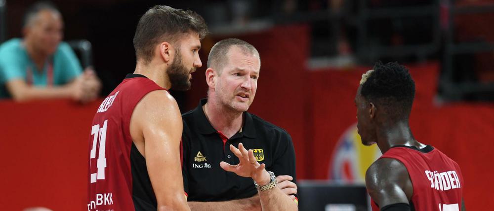Nach der schwachen Anfangsphase gegen Frankreich herrschte bei Bundestrainer Henrik Rödl viel Gesprächsbedarf - hier mit Dennis Schröder (rechts) und Maximilian Kleber.