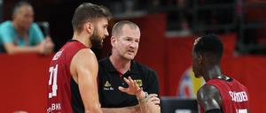Nach der schwachen Anfangsphase gegen Frankreich herrschte bei Bundestrainer Henrik Rödl viel Gesprächsbedarf - hier mit Dennis Schröder (rechts) und Maximilian Kleber.