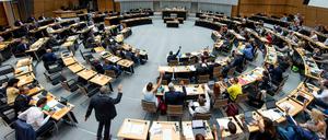 Die Mitglieder des Abgeordnetenhauses wollen ihre Einkünfte aufbessern.