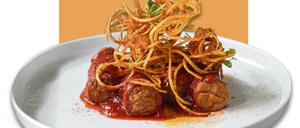 Die Currywurst ist einer der Berliner Klassiker, die in der Speisekneipe LAUSEBENGEL (Grimmstr. 21, Kreuzberg) ziemlich ausgefeilt und mit guten Produkten aufgepeppt wird. Dazu gibt es frisch gezapftes Craft-Bier