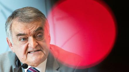 Herbert Reul (CDU), Innenminister von Nordrhein-Westfalen, möchte für die Polizei-Pressearbeit einen neuen Erlass durchsetzen.