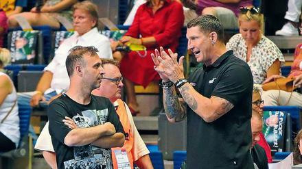 Nah an der Seitenlinie. Nach seiner Vorstellung als Füchse-Sportdirektor schaute sich Stefan Kretzschmar (re., links Bob Hanning) das Spiel gegen Erlangen an.