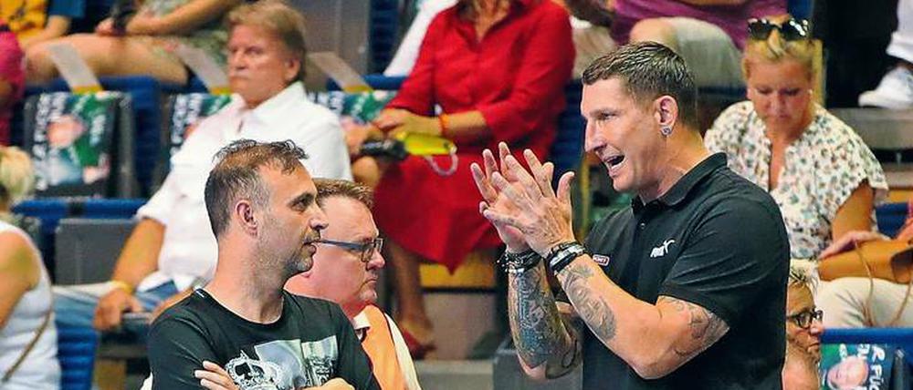 Nah an der Seitenlinie. Nach seiner Vorstellung als Füchse-Sportdirektor schaute sich Stefan Kretzschmar (re., links Bob Hanning) das Spiel gegen Erlangen an.