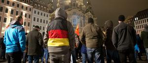 Männer wählen mehrheitlich AfD - zumindest in Sachsen. Anhänger von Pegida vor der Frauenkirche in Dresden.