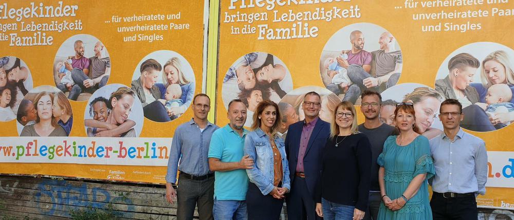 Lebendigkeit, Glück, Lebensaufgabe: Pflegeltern, Vertreter der Senatsfamilienverwaltung und von der Familien für Kinder gGmbH stehen vor der Plakatwand an der Mansteinstraße Ecke Großgörschenstraße in Schöneberg. Sie feiern den Auftakt der Kampagne „Pflegekinder bringen Lebendigkeit in die Familie“, diese läuft jetzt 150 Tage in Öffentlichen Verkehrsmitteln und über Social Media. Etwa 200 Pflegeltern werden gerade gesucht.